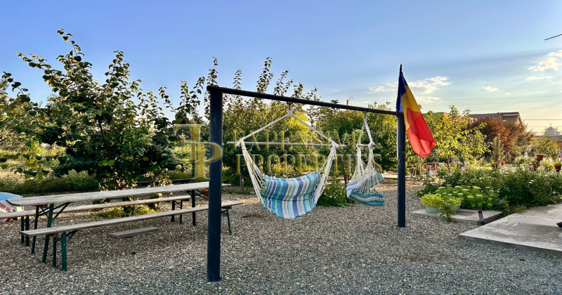 Casa (vila) de vanzare jud.Constanta: Palazu Mare ⭐ 2 etaje   8 camere: Residence Pomaria: curtea casei